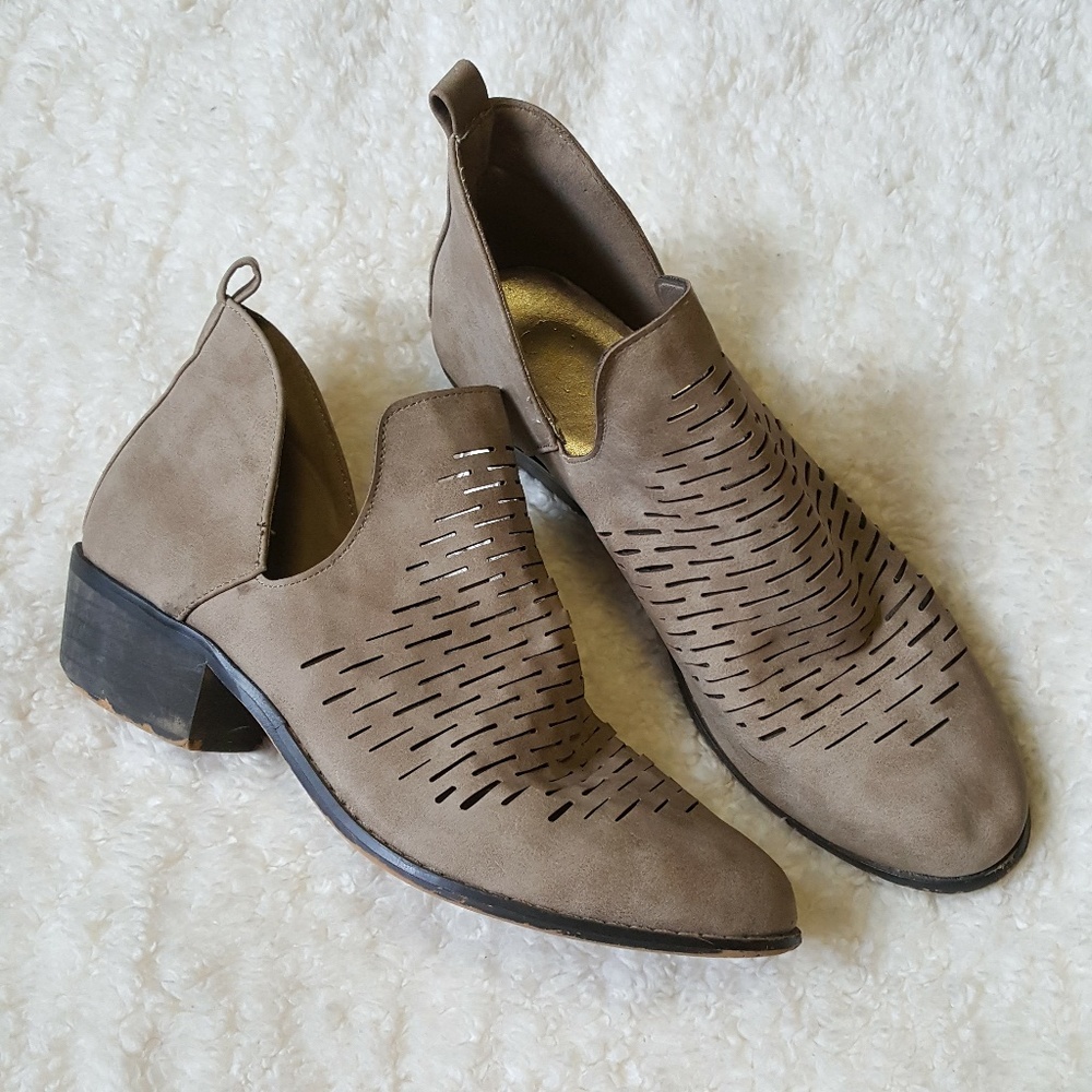 Rue 21 Etc! Size 6/7 Canvas Perforated Booties